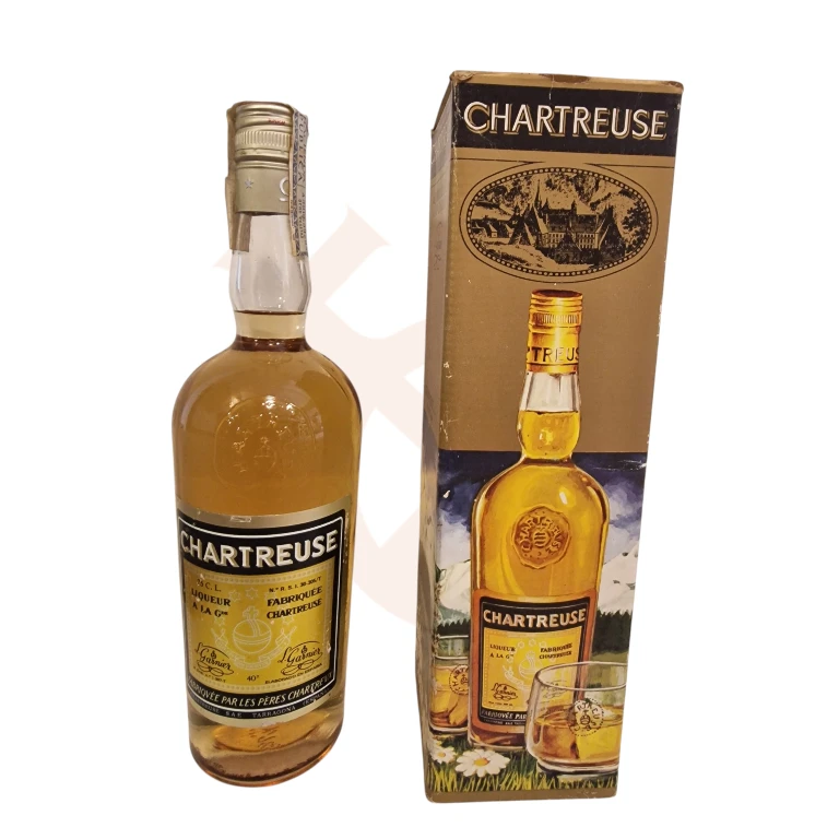 Botella de Chartreuse amarillo elaborado en Tarragona