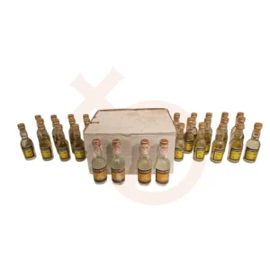 Caja completa de 30 botellines o mignonettes de Chartreuse amarillo