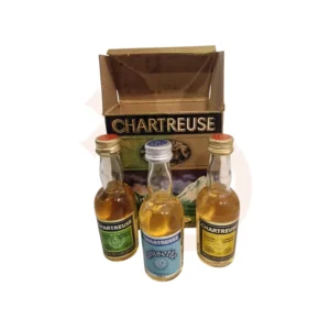 Caja completa de 3 botellines o mignonettes de Chartreuse amarillo, verde y anisette elaboradas en Tarragona.